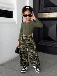 TaviRue 2件套女婴绿色休闲舒适百搭纯色高弹力磨毛罗纹长袖上衣+迷彩宽松抽绳裤套装，秋冬款