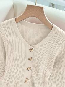 GlowEve 优雅别致简约镂空圆领长袖荷叶边下摆口袋金属蝴蝶结纽扣扭结纹理女式毛衣，秋冬款 - 杏色 - 查看 6