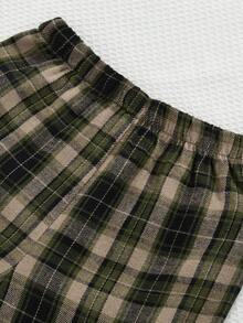 SHEIN Set de 2 piezas de pijama casual para niño pequeño con cuadros, solapa sencilla, nuevos botones, bolsillo rojo y cintura elástica - Verde - Ver 5