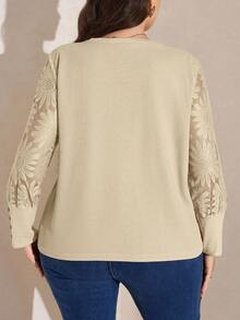 SHEIN LUNE 秋季女装大码上衣 秋季女装卡其色蕾丝提花袖拼接华夫格针织衫，灯笼袖上衣，宽松优雅，适合派对、商务休闲等场合 女士长袖上衣 大码上衣 蕾丝袖上衣 华夫格针织上衣 女士上衣 大码保暖长袖上衣 印花袖上衣 - 香檳色 - 查看 2