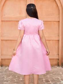 优雅的缎面公主风连衣裙，饰有花朵和流苏，适合女孩穿着，适合春夏派对和庆典，精致的设计提升了整体的奢华美感。 - 粉色 - 查看 2