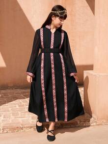 SHEIN Traditional Arab Abaya Dress, Girls Long Robe With Red & White Geometric Decoration, Combining Modern And Traditional Design, Comfortable And Suitable For Festivals, Celebrations And Formal Occasions - Green - View 3