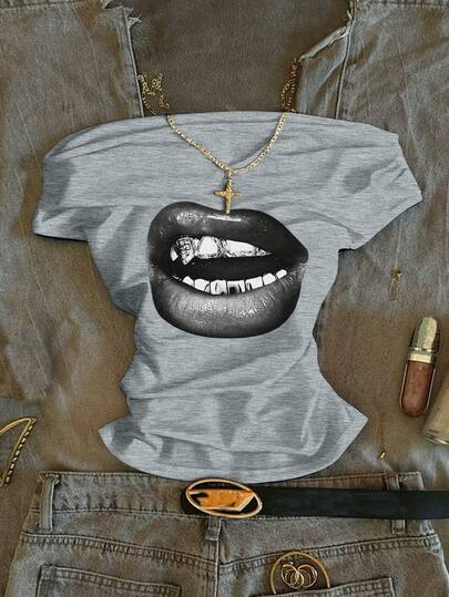 Attitoon 这款休闲复古街头涂鸦唇印褶皱露肩紧身短袖T恤，适合多种场合，包括初秋、复古、学院风、性感、可爱、Y2K、椰子女孩、波西米亚风、嬉皮风、音乐节以及秋冬季。