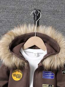 SHEIN 男童连帽上衣，胸前饰有压纹图案，领口毛绒，搭配休闲裤，时尚百搭，适合秋冬季穿着。 - 棕色 - 查看 5