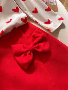 Kleine Mädchen Süßer Langarm-Top mit rotem Herz-Muster kombiniert mit gestricktem Rock mit roter Schleife, lässiges minimalistisches T-Shirt Set, geeignet für Valentinstag & Feiertage - Rot - Übersicht 4