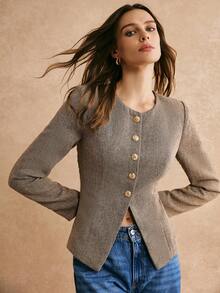 Poéselle 卡其色人字纹粗花呢前襟金属纽扣收腰长袖外套，内衬精致，金色纽扣，下摆开衩，适合秋冬季穿着。