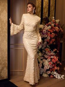 MOTF Soiréza 优雅高领奢华美人鱼式正式礼服，长款喇叭袖，领口和腰部饰有仿珍珠，鱼尾裙摆，完美适用于舞会、晚宴、红毯、婚礼宾客、圣诞节或新年派对之夜——闪亮长袖女士长款连衣裙 - 杏色 - 查看 7