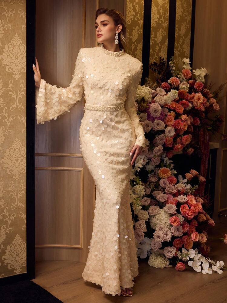 MOTF Soiréza 우아한 모크넥 럭셔리 머메이드 정장 드레스, 긴 플레어 소매, 넥라인 & 웨이스트 인조 진주 디테일, 머메이드 헴, 프롬, 갈라, 레드 카펫, 웨딩 게스트, 크리스마스 또는 새해 파티 밤에 적합 - 여성을 위한 샤이니 롱 슬리브 맥시 드레스