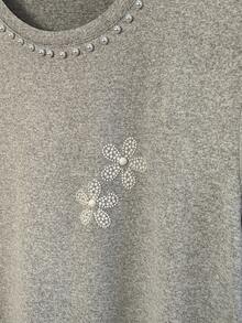 Resyla Heavy Craft Inlaid With Shiny White Pearls, Hot Bead Pearl Small Flowers, Fashionable And Temperament Flower Gray Women's T-Shirt