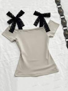 Glimmora Áo thun nữ cổ tròn vai xoắn in khẩu hiệu và hình đầu lâu - Xám - Xem 2