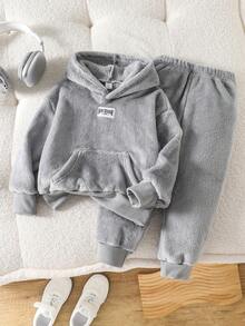 男童毛绒柔软连帽衫，带袋鼠口袋和刺绣贴片，搭配宽松运动裤套装 - 灰色 - 查看 7