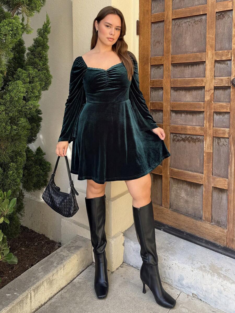 Nezia Cruz Vestido de terciopelo con cuello cuadrado vintage, volantes en el escote, mangas abullonadas y falda acampanada en talla grande color verde oliva - Verde Oscuro - Ver 1