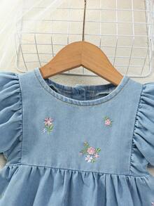 SHEIN Vintaside Kids 女婴夏季牛仔连衣裙，推荐乡村可爱甜美风格，浅蓝色水洗牛仔布搭配彩色花卉刺绣，泡泡袖和高腰A字廓形，完美融合乡村浪漫与舒适穿着体验，尽显宝宝整个夏季的可爱魅力。 - 淺色水洗藍 - 查看 5