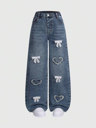 SHEIN Elladie kids Quần jeans denim xanh nhạt dáng rộng cho bé gái mùa xuân/hè mới của Denimly, kiểu dáng ống rộng thoải mái với chất liệu denim mềm mại như được bao bọc trong mây, chi tiết thêu hình trái tim tạo điểm nhấn, thiết kế cạp chun thoải mái khi mặc, phù hợp mặc ở trường học, đường phố, hẹn hò, hoạt động ngoài trời và các dịp thường ngày