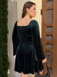 Nezia Cruz Vestido de terciopelo con cuello cuadrado vintage, volantes en el escote, mangas abullonadas y falda acampanada en talla grande color verde oliva - Verde Oscuro - Ver 3