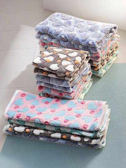 Dog Blanket Suitable For Dogs And Cats, Cute Love-Printed Dog Bed Blanket, Soft And Warm Fleece Pet Blanket, Thin And Versatile For All Seasons, Suitable For Small And Medium-Sized Dogs, Various Cats, And Guinea Pigs