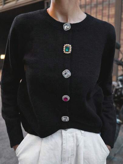 Maija Nuovo cardigan a girocollo in maglia nera da donna, con design classico nero, decorazione unica sulla chiusura anteriore, che mostra uno stile urbano elegante e raffinato. Adatto per l'ambiente lavorativo, gli affari, il casual e varie occasioni formali, inclusi gli ospiti di matrimonio, gli host, gli appuntamenti, le feste, i concerti, ecc. Sia per il pendolarismo quotidiano che per i raduni di Capodanno, può mostrare l'eleganza semplice, generosa e sofisticata delle donne, un elemento di moda indispensabile nel guardaroba stagionale.