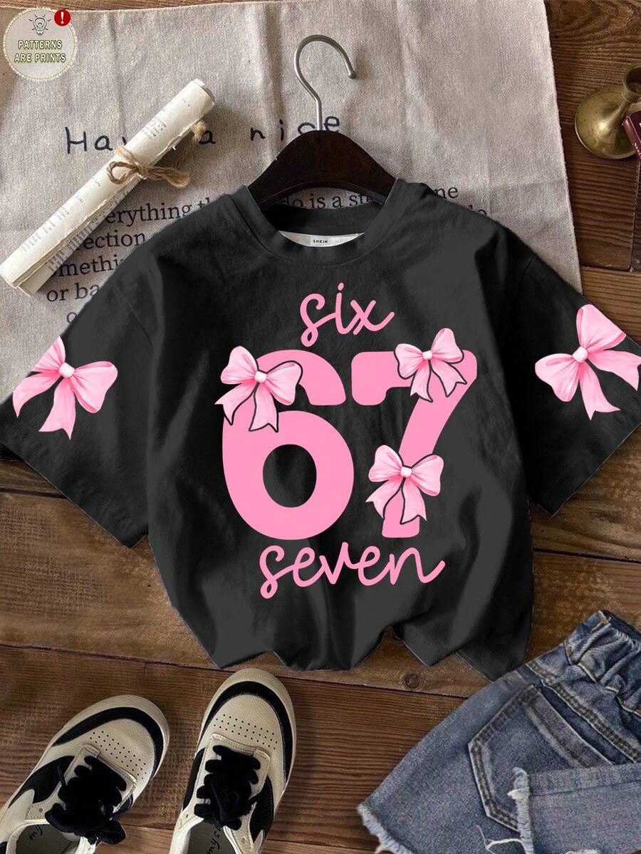 Koszulka dla nastolatek w minimalistycznym, spersonalizowanym stylu 67 Bow Graphic z krótkim rękawem i okrągłym dekoltem, odpowiednia na lato, w kolorze czarnym - Wielokolorowe - Zobacz 1