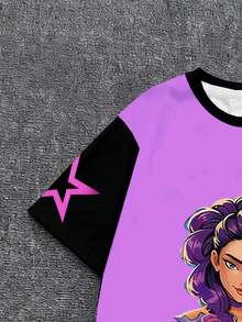 一件可爱酷炫的韩流女孩图案黑紫拼接短袖上衣，宽松版型，适合所有季节——春、夏、秋、冬，是送给年轻女孩的绝佳圣诞礼物。