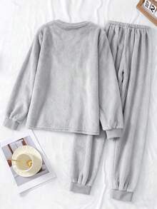 青少年男童睡衣套装，抓绒长袖上衣和长裤，简约英文及数字黑色刺绣，休闲家居服，秋冬款 - 淺灰色 - 查看 2