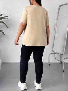 SHEIN EZwear 大码字母印花圆领短袖上衣和黑色打底裤两件套 - 彩色 - 查看 2
