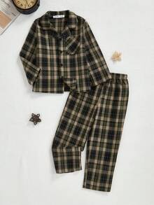SHEIN Set de 2 piezas de pijama casual para niño pequeño con cuadros, solapa sencilla, nuevos botones, bolsillo rojo y cintura elástica - Verde - Ver 3