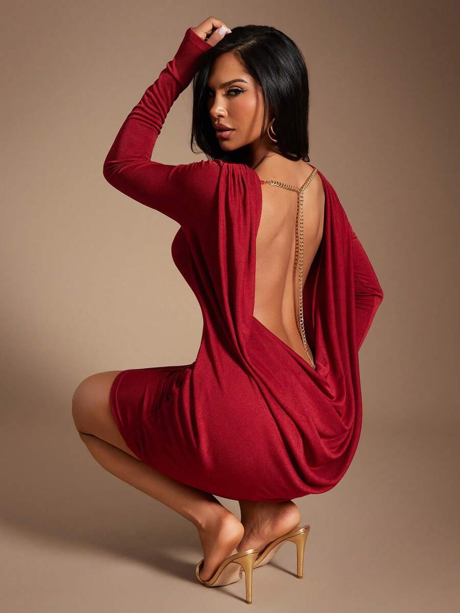 Radiana 女士性感优雅红色露背迷你连衣裙，金属链条装饰垂褶后颈连衣裙，迷人派对礼服，红色正式礼服，迷你正式连衣裙，弹力光泽面料，修身剪裁，适合约会、聚会、生日、俱乐部、夜生活、宴会、酒红色、圣诞节、新年夜、假期等场合。 - 酒紅色 - 查看 1