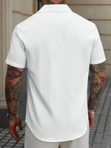 Manfinity Homme 男士休闲纯色纹理纽扣衬衫，男士夏季宽松简约白色短袖纽扣衬衫，适合日常休闲穿着，是送给丈夫的完美礼物。男士白色短袖纽扣衬衫，男士短袖正装衬衫，男士纹理衬衫，白色短袖纽扣衬衫，男士全白短袖沙滩衬衫，适合各种场合。 - 白色 - 查看 2