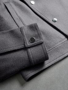 Manfinity EMRG 男士斜扣夹克，不对称纽扣设计休闲夹克，推荐送给丈夫、男友、朋友的礼物；男士短款西装外套；男士短款夹克；男士短款拉链灰色夹克 - 深灰色 - 查看 3