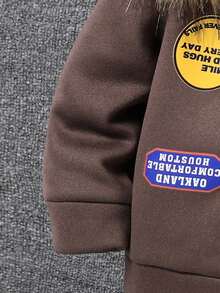 SHEIN 男童连帽上衣，胸前饰有压纹图案，领口毛绒，搭配休闲裤，时尚百搭，适合秋冬季穿着。 - 棕色 - 查看 6