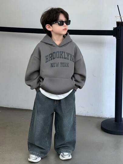 男童韩版宽松牛仔套装，连帽卫衣搭配时尚牛仔裤