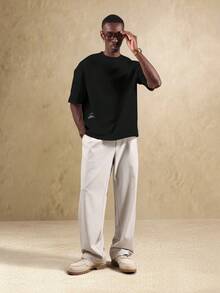 SUMWON Camiseta de cuello redondo de manga corta con ajuste regular, textura y logotipo de texto casual para uso diario de hombres - Negro - Ver 3