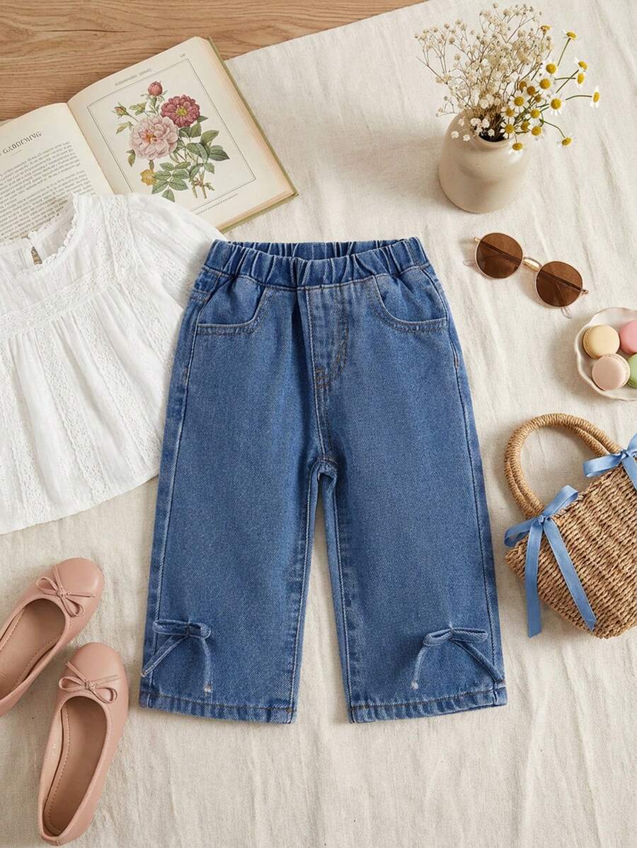 SHEIN بنطلون جينز واسع القدم لفتاة رضيعة، لون أزرق داكن، بتصميم كاجوال أنيق، مزين بعقدة فيونكة، خصر مطاطي، تأثير غسيل، ناعم ومريح للارتداء اليومي في الخارج والمدرسة والألعاب في فصول الربيع والخريف والشتاء - الأزرق - مشاهدة 1