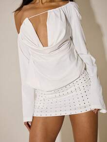 SHEIN BAE Weißes, sexy rückenfreies Minikleid mit Metallnieten, Off-Shoulder Kleid, Sexy Kleid, Club-/Date-Kleid, Weißes Kleid, Outfits für den Frühlingsurlaub, Karnevalslook für Frauen 2026, Karnevalskostüm, Partykleider, 2000er Jahre Stil 2000, Sommerkleider für Frauen - Weiss - Übersicht 7