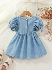 SHEIN Vintaside Kids 女婴夏季牛仔连衣裙，推荐乡村可爱甜美风格，浅蓝色水洗牛仔布搭配彩色花卉刺绣，泡泡袖和高腰A字廓形，完美融合乡村浪漫与舒适穿着体验，尽显宝宝整个夏季的可爱魅力。 - 淺色水洗藍 - 查看 2