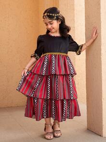 Rochie tradițională arabă pentru fete, cu mărgele aurii și modele geometrice retro brodate, design stratificat pentru un efect vizual bogat. Prezintă dantelă aurie în talie și mâneci bufante, la modă și elegantă, potrivită pentru sărbători sau întâlniri în stilul Orientului Mijlociu. - Multicolor - Vizualizare 4