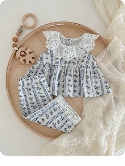 这款两件套新生儿可爱夏季度假花卉图案荷叶边上衣和裤子套装适合生日派对、聚会、表演、婚礼、洗礼、开幕式、学校活动和郊游。