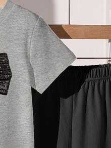 SHEIN 2 buc/set fete tinere, casual minimalist negru cu imprimeu fluturi, mânecă scurtă, guler rotund și pantaloni gri evazați, ținută la modă cu grafică desen animat drăguță pentru fete, potrivită pentru primăvară și vară - Multicolor - Vizualizare 7