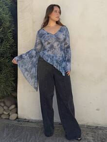 Nezia Cruz 大码女式印花深 V 领喇叭袖荷叶边下摆衬衫 - 彩色 - 查看 4