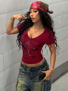 StreetHx 女式哥特式花卉印花水钻 V 领短袖紧身街头 T 恤，朋克风格 V 领复古 T 恤 - 酒紅色 - 查看 3