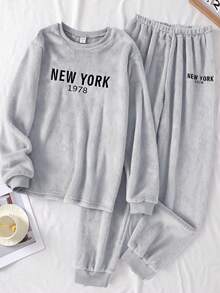 青少年男童睡衣套装，抓绒长袖上衣和长裤，简约英文及数字黑色刺绣，休闲家居服，秋冬款 - 淺灰色 - 查看 6