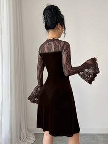 Modelyn 女士秋冬蕾丝拼接天鹅绒V领荷叶袖修身时尚连衣裙 - 咖啡 - 查看 2