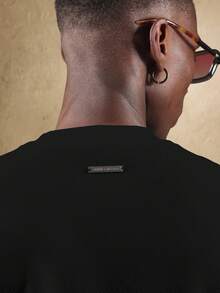 SUMWON Camiseta de cuello redondo de manga corta con ajuste regular, textura y logotipo de texto casual para uso diario de hombres - Negro - Ver 6