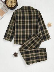 SHEIN Set de 2 piezas de pijama casual para niño pequeño con cuadros, solapa sencilla, nuevos botones, bolsillo rojo y cintura elástica - Verde - Ver 2