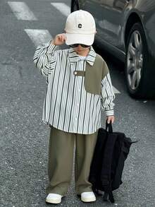 SHEIN 两件套儿童男童休闲条纹印花撞色口袋纽扣宽松长袖衬衫和纯色直筒裤套装，适合上学、花园、海滩、生日、春季、夏季、秋季、冬季穿着。 - 彩色 - 查看 4