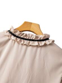 GlowEve CURVE 时尚休闲法式复古优雅泡泡袖荷叶边缎带撞色蝴蝶结通勤衬衫 - 杏色 - 查看 4