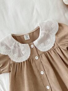 SHEIN 这款女婴可爱舒适休闲两件套，适合婴幼儿穿着，采用不规则刺绣蕾丝领和灯芯绒面料，是春季穿着的理想之选。套装包含一件短袖衬衫和一条裤子。 - 棕色 - 查看 6