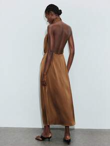 Maija 女士纯色高开衩连衣裙，简约剪裁，时尚有型。高开衩设计尽显女性优雅自信，适合生日派对、婚礼、嘉年华等重要场合。整体风格优雅得体，既适合正式场合也适合休闲聚会。是展现女性魅力和高雅品味的理想之选。 - 棕色 - 查看 3
