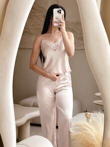 Andrea Bello Conjunto de pijama con top camiseta de satén con panel de encaje de pestañas y pantalones - Champán - Ver 6