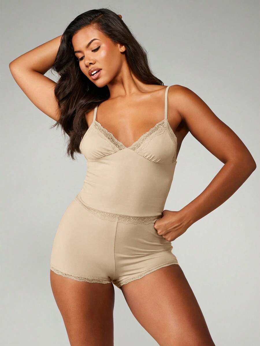MISSGUIDED Bộ đồ ngủ ren thoải mái kèm áo hai dây cổ chữ V và quần short phù hợp để mặc khi ngủ - Màu vàng - Xem 1